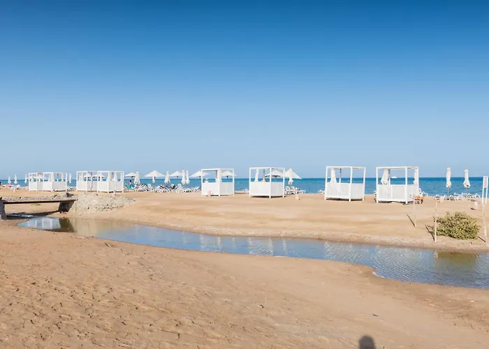 Sparky & Summery 2 Bdr Mangroovy Free & Pool Access * الغردقة
